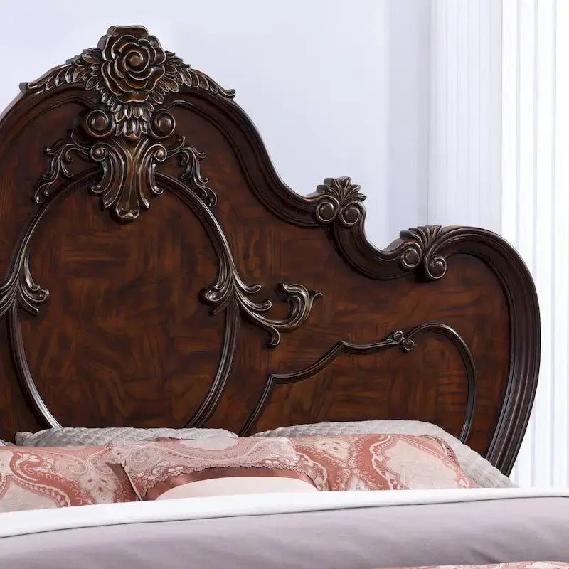 Chambre à coucher traditionnelle avec panneaux en bois massif