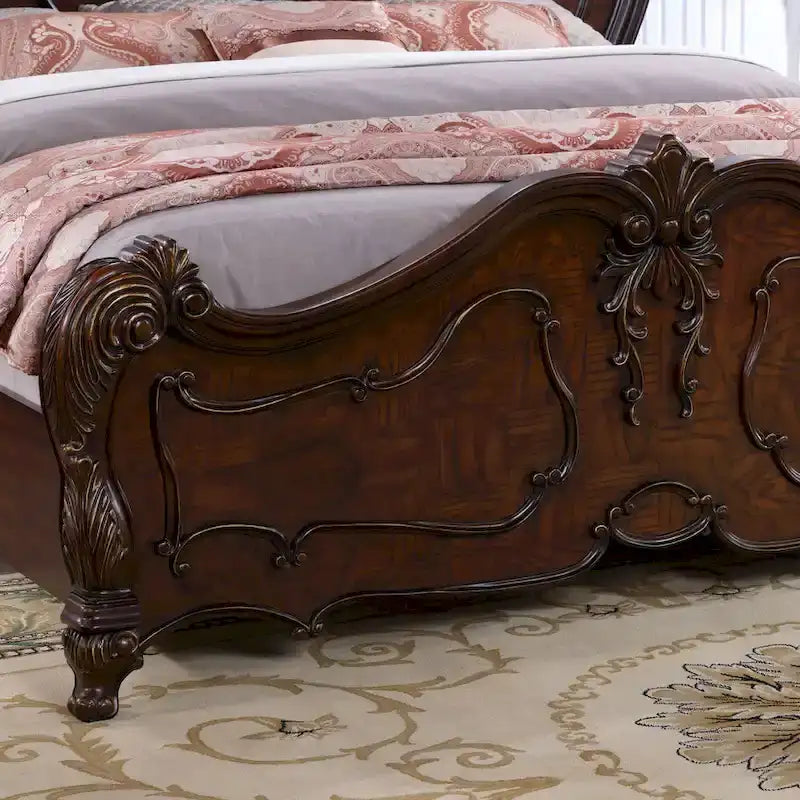 Chambre à coucher traditionnelle avec panneaux en bois massif
