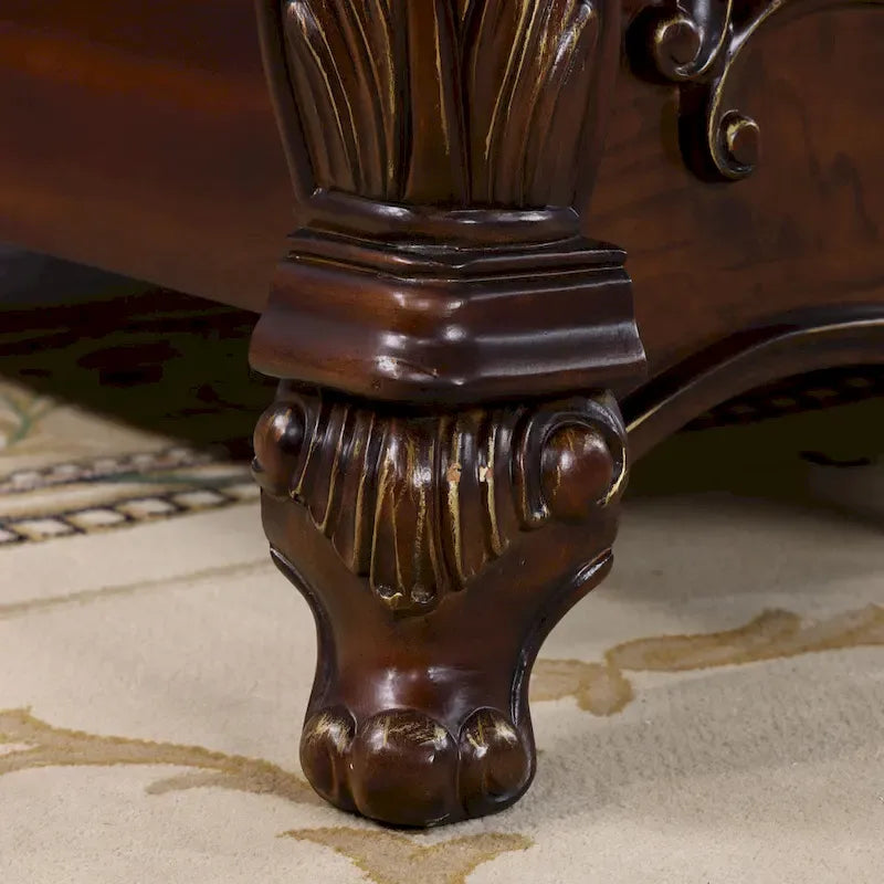 Chambre à coucher traditionnelle avec panneaux en bois massif