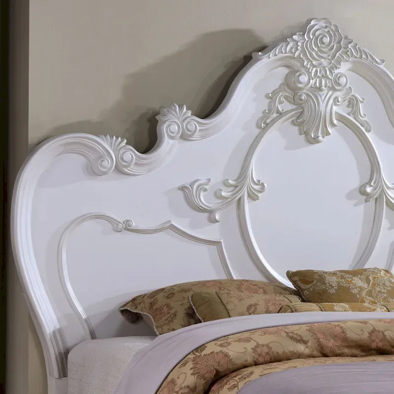 Chambre à coucher traditionnelle avec panneaux en bois massif